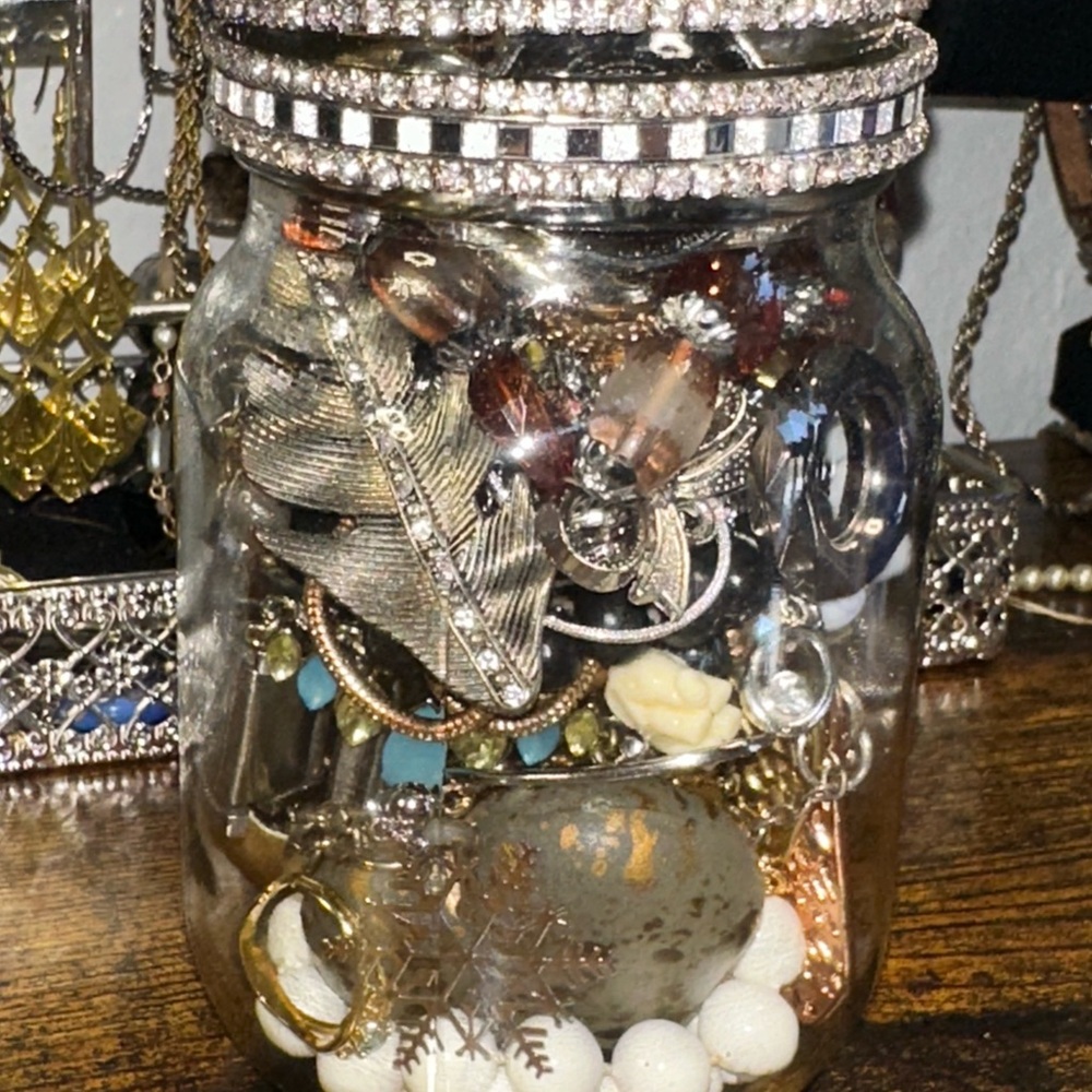 Sophisticated Silver and Gold Jewelry Decor with Crystal Elegance